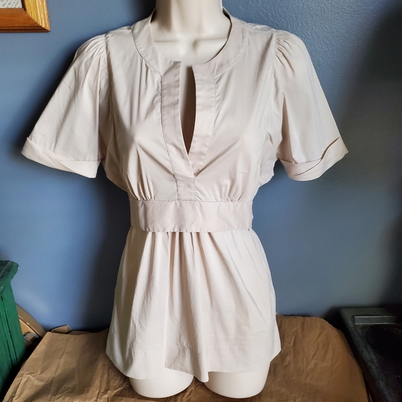 BCBGMaxAzria Tops - BCBGMaxAzria EUC Beige Tie Split neck Blouse - Sz XS